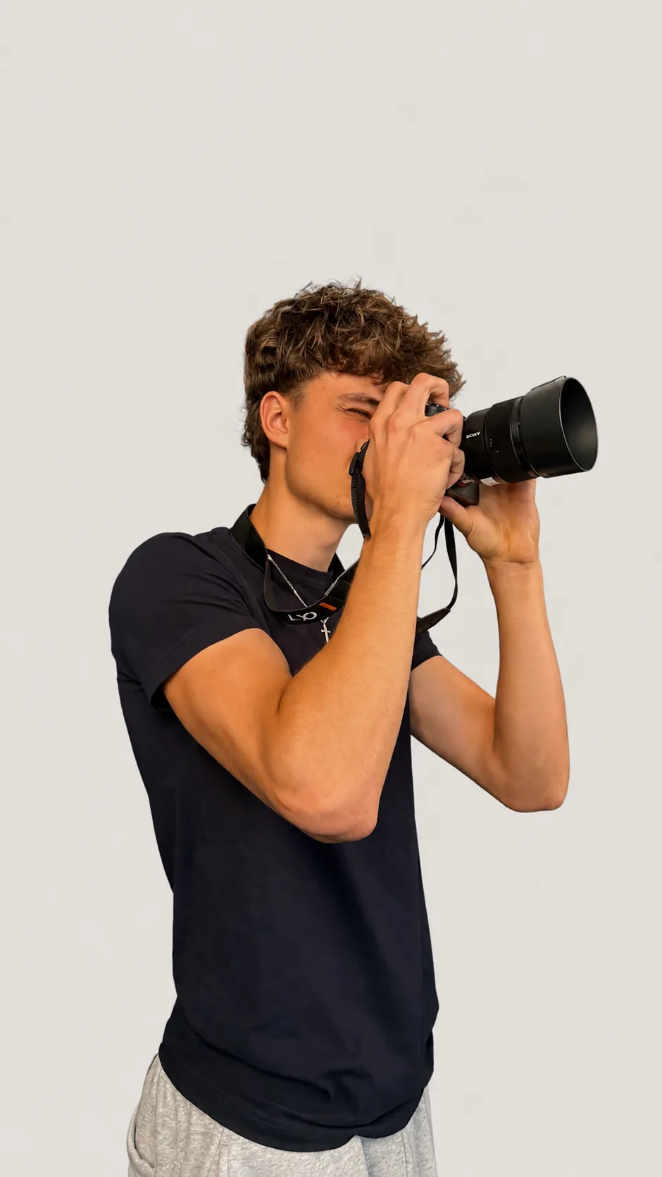 Fabian Müller fotografiert mit einer Spiegelreflexkamera